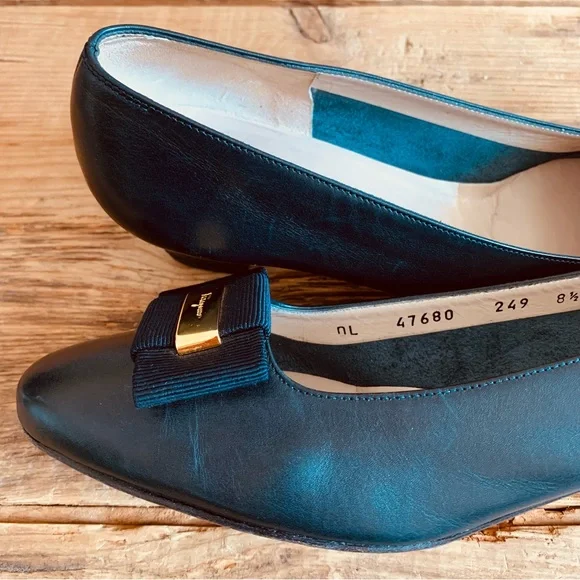 Salvatore Ferragamo—Vintage Vara Bow Heel Pumps, Double Bow (8.5 A2, Narrow) - Picture 9 of 13